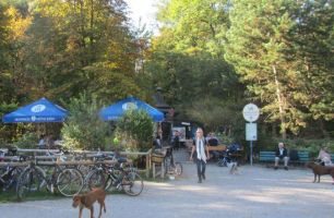 Hundebesitzerin am Mini-Hofbräuhaus