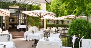 Im Sommer genießt man die Terrasse