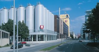 Sie verkosten zusammen mit unserem Fachmann fünf verschiedene Biere mit all Ihren Sinnen. Zu der Verkostung reichen wir einen kleinen Snack. Lassen Sie sich von der Sortenvielfalt inspirieren und genießen Sie den Aufenthalt.