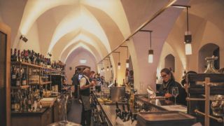 romantische restaurants mit musik munich Lump, Stein und Küchenmeister - die Weinbar im Alten Hof