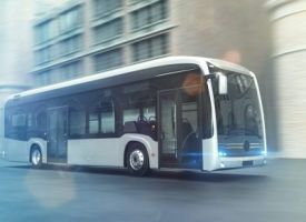 Elektrischer Bus fährt schnell durch eine Stadt