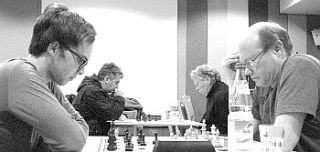Zwei Vorrunden-Partien zu Gast bei der SG Schwabing Mü. Nord: Vorne Arne Jacobsen (re.) gegen Felix Mylius, hinten Reinhold Gartenfeld (re.) gegen Reza Azimi
