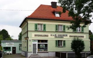 Das Unternehmensgebäude der Spenglerei & Dachdeckerei Wagner in München-Moosach